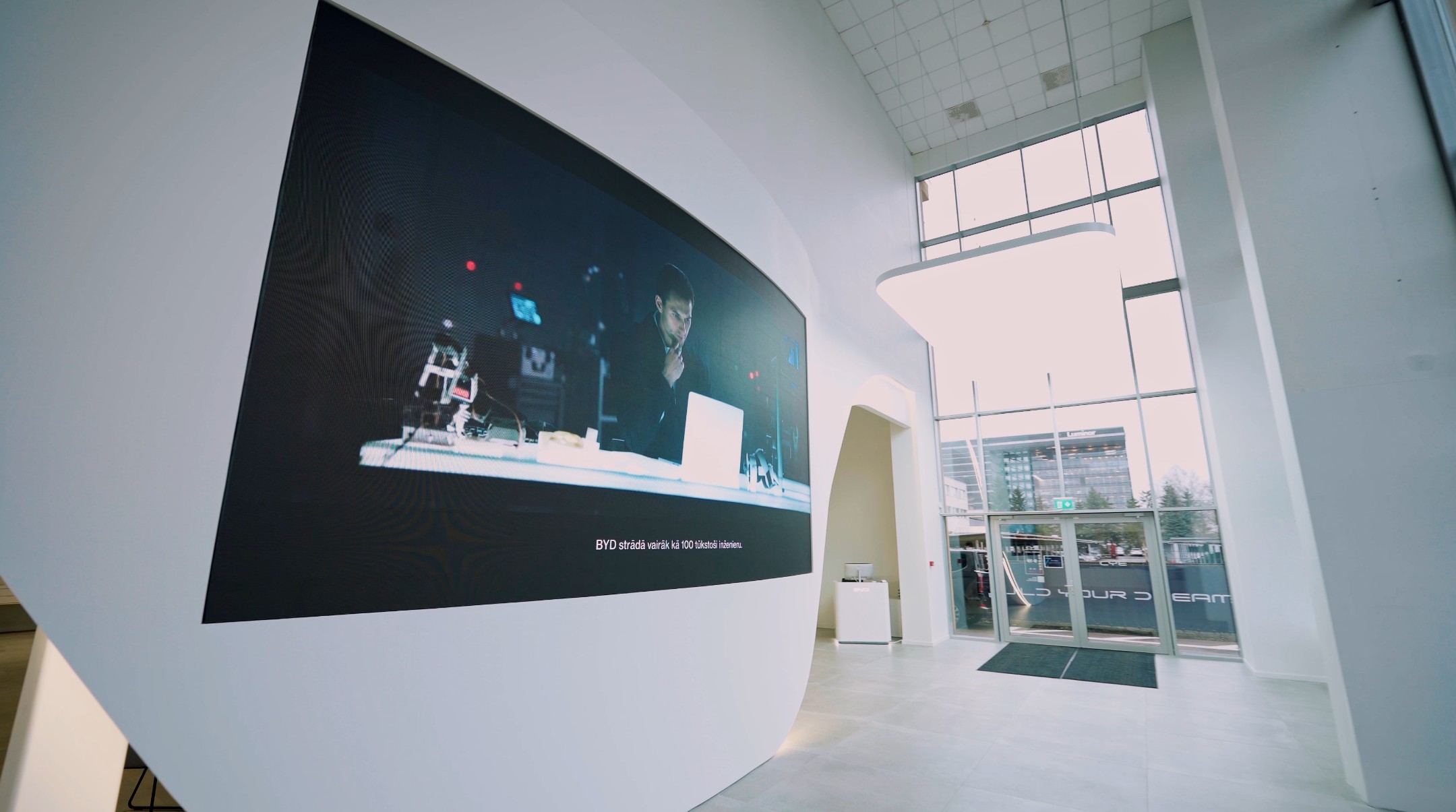 BYD autosalonas Rygoje – lenktas LED ekranas