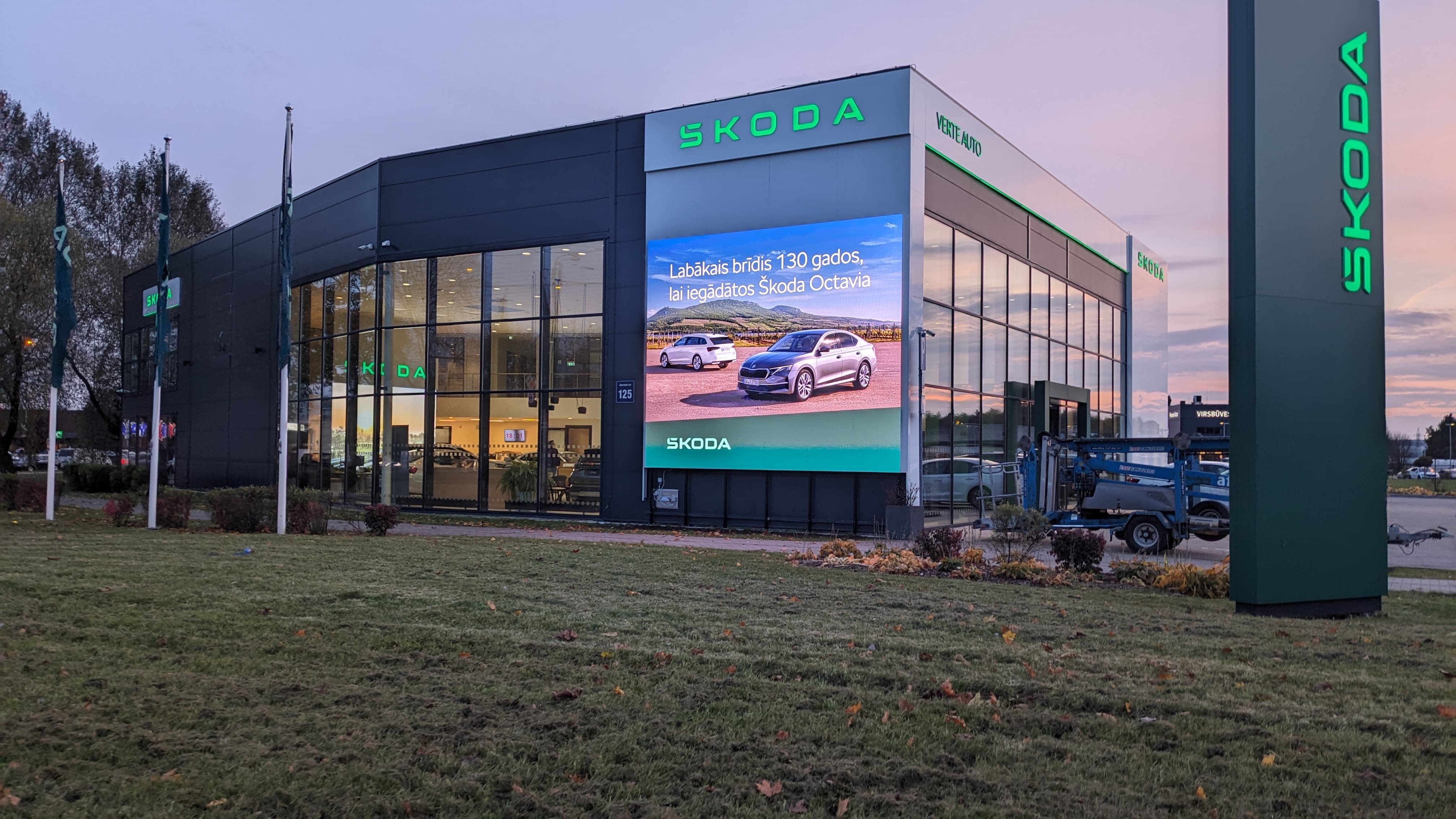 ŠKODA fasadinis LED ekranas Rygoje